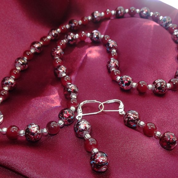 Handcrafted necklace/earrings with striking burgundy & silver accents - Picture 4 of 10